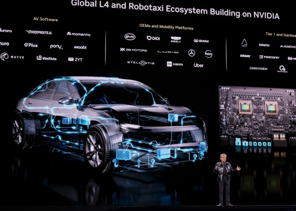 El CEO de Nvidia mostrando su nueva plataforma